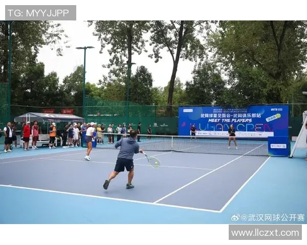 武汉网球队的默契配合揭秘：网球场上的团队精神与战术分析